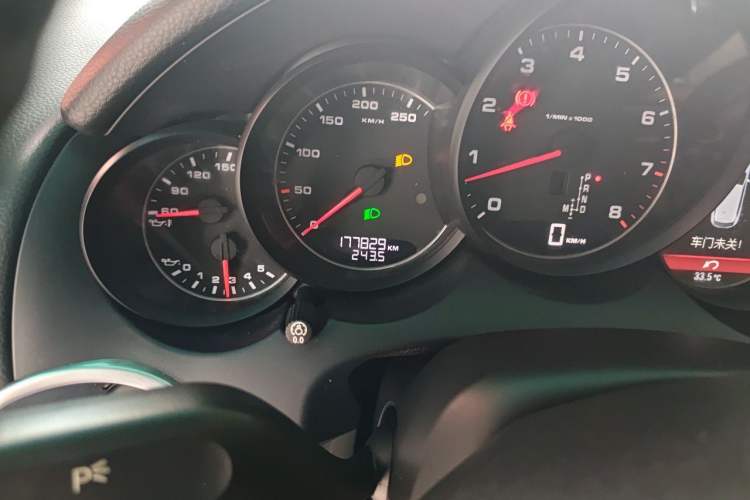 Used Porsche Cayenne 2014 Cayenne Platinum Edition 3.0T Odometer Close Up
