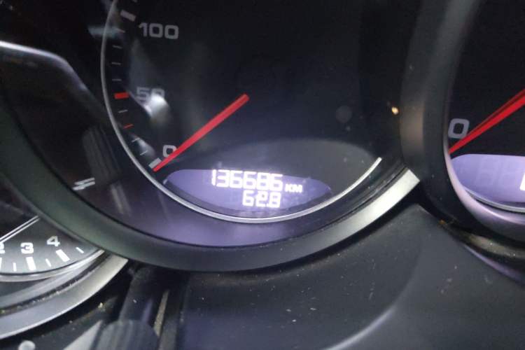 Used Porsche Cayenne 2014 Cayenne Platinum Edition 3.0T Odometer Close Up