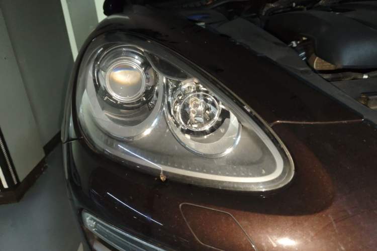 Used Porsche Cayenne 2014 Cayenne Platinum Edition 3.0T Right Front Headlight