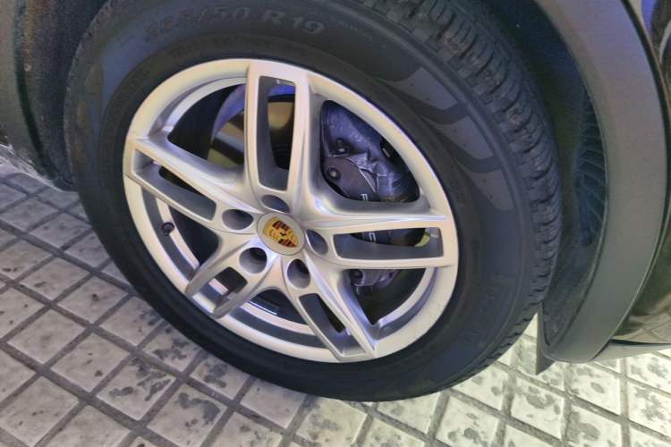 Used Porsche Cayenne 2014 Cayenne Platinum Edition 3.0T Right Front Wheel Hub