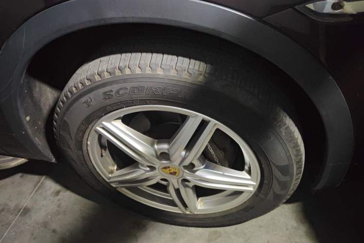 Used Porsche Cayenne 2014 Cayenne Platinum Edition 3.0T Right Front Wheel Hub