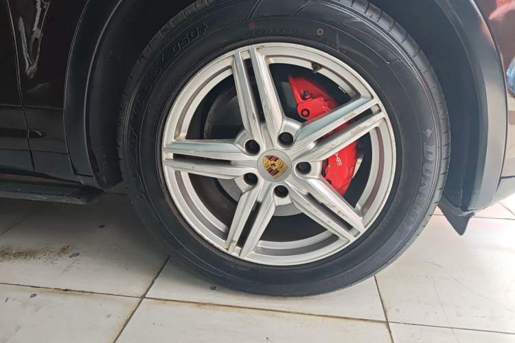 Used Porsche Cayenne 2014 Cayenne Platinum Edition 3.0T Right Front Wheel Hub