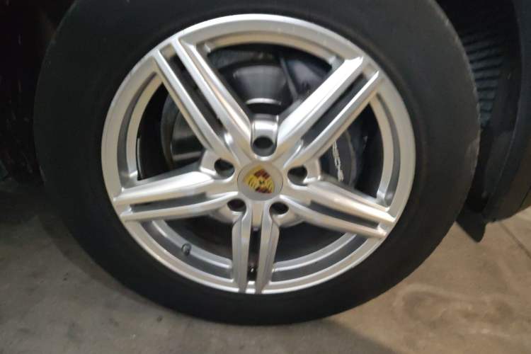 Used Porsche Cayenne 2014 Cayenne Platinum Edition 3.0T Right Front Wheel Hub
