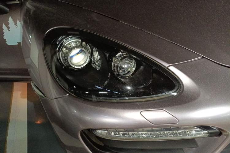 Used Porsche Cayenne 2014 Cayenne Platinum Edition 3.0T Right Front Headlight