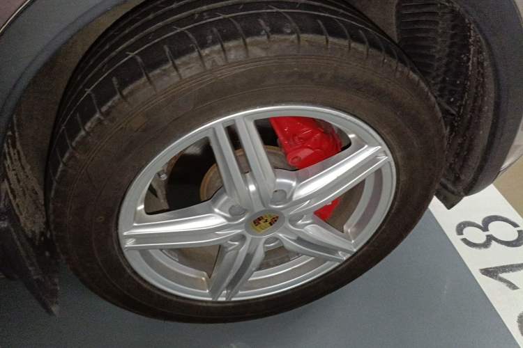 Used Porsche Cayenne 2014 Cayenne Platinum Edition 3.0T Right Front Wheel Hub
