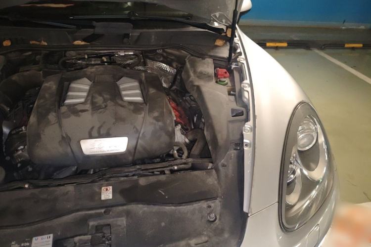 Used Porsche Cayenne 2014 Cayenne Platinum Edition 3.0T Engine Bay Left