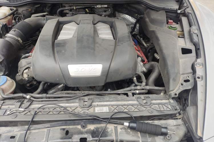 Used Porsche Cayenne 2014 Cayenne Platinum Edition 3.0T Engine Bay Left