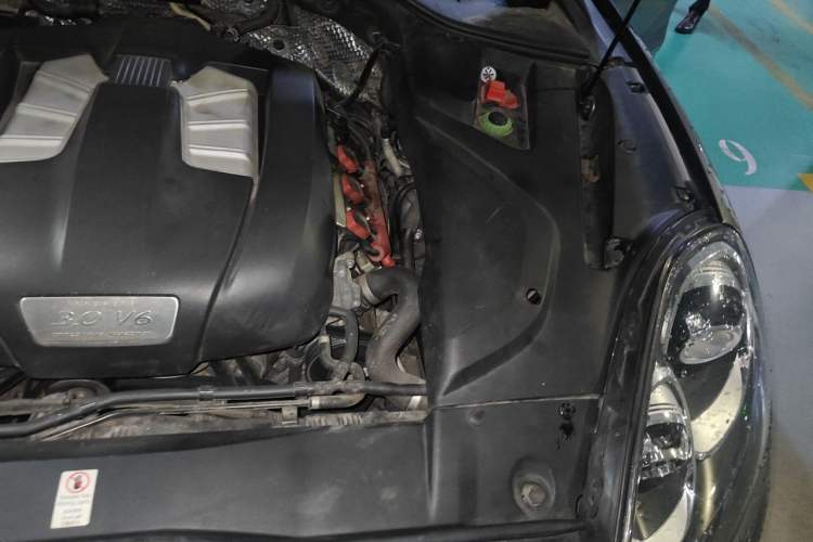 Used Porsche Cayenne 2014 Cayenne Platinum Edition 3.0T Engine Bay Left