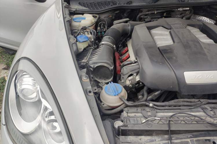 Used Porsche Cayenne 2014 Cayenne Platinum Edition 3.0T Engine Bay Right