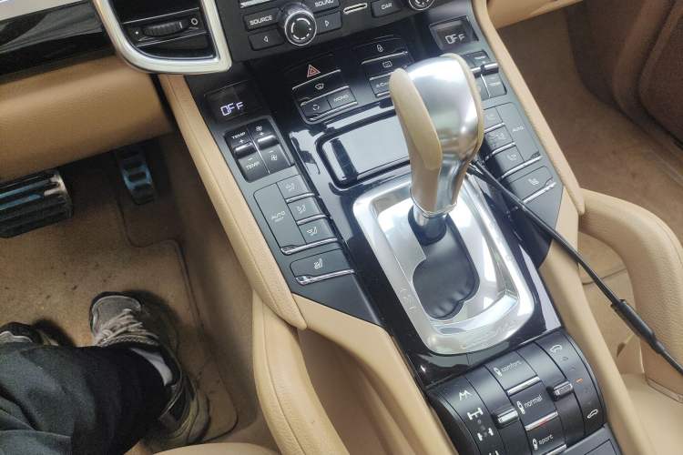 Used Porsche Cayenne 2014 Cayenne Platinum Edition 3.0T Gear Lever
