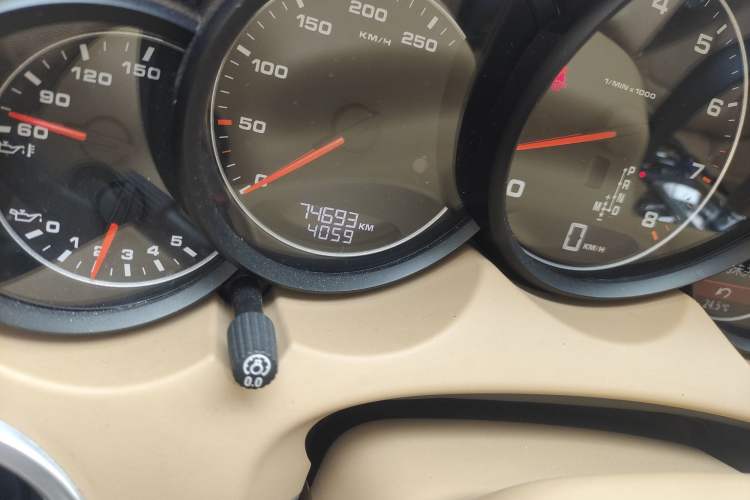 Used Porsche Cayenne 2014 Cayenne Platinum Edition 3.0T Odometer Close Up