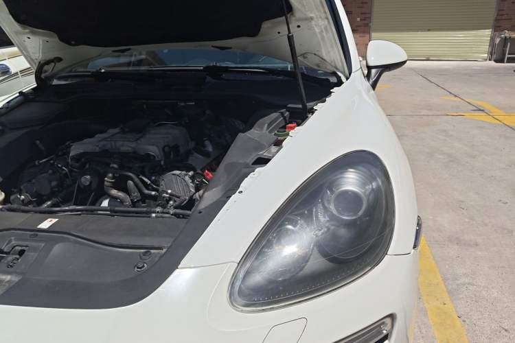 Used Porsche Cayenne 2014 Cayenne Platinum Edition 3.0T Engine Bay Left