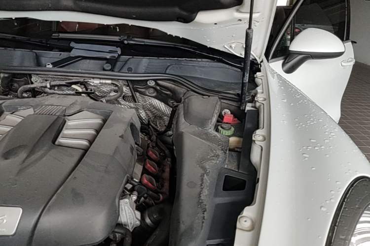 Used Porsche Cayenne  Engine Bay Left