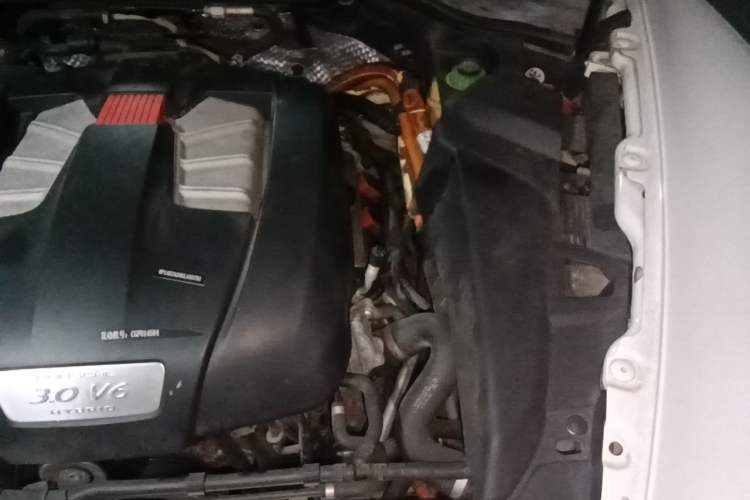 Used Porsche Cayenne 2014 Cayenne Platinum Edition 3.0T Engine Bay Left