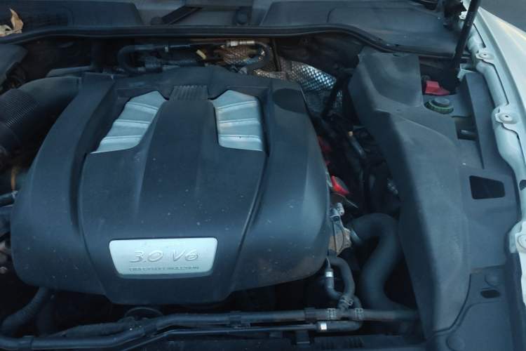 Used Porsche Cayenne 2014 Cayenne Platinum Edition 3.0T Engine Bay Left