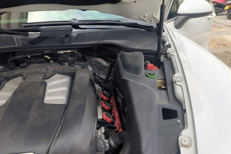 Used Porsche Cayenne 2014 Cayenne Platinum Edition 3.0T Engine Bay Left