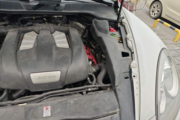 Used Porsche Cayenne 2014 Cayenne Platinum Edition 3.0T Engine Bay Left