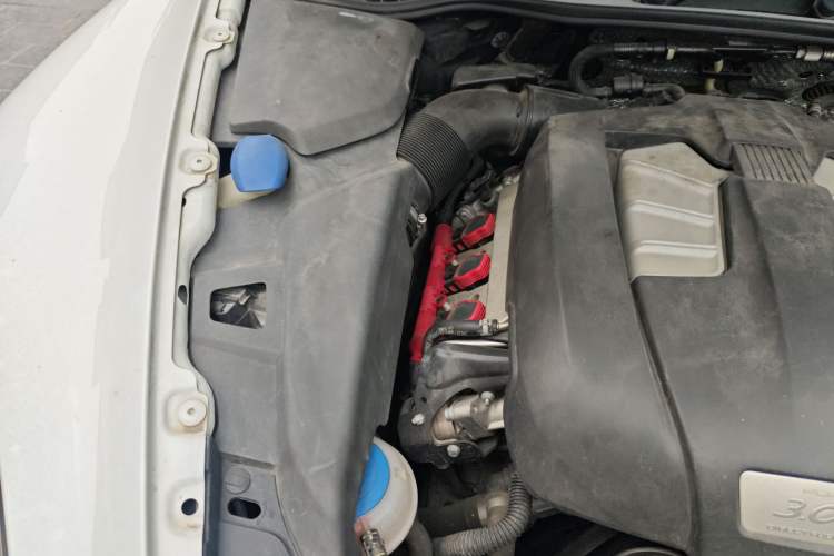 Used Porsche Cayenne 2014 Cayenne Platinum Edition 3.0T Engine Bay Right
