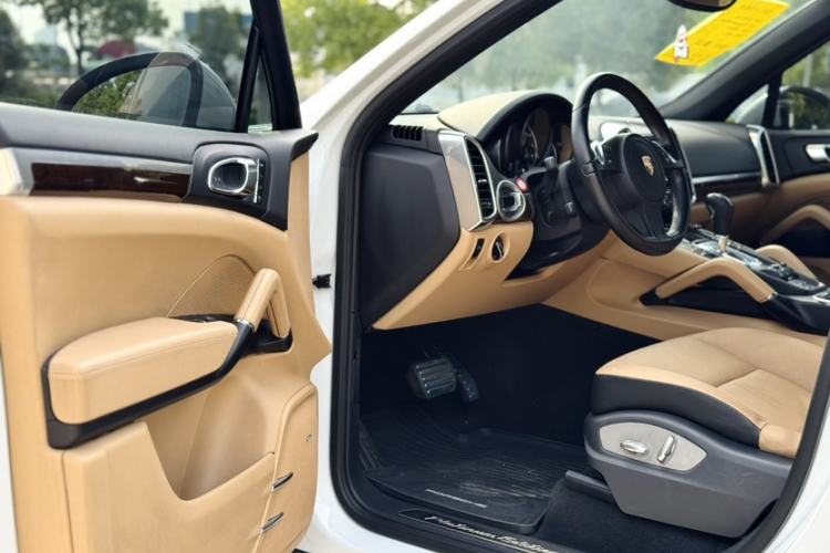 Used Porsche Cayenne 2014 Cayenne Platinum Edition 3.0T Interior 2