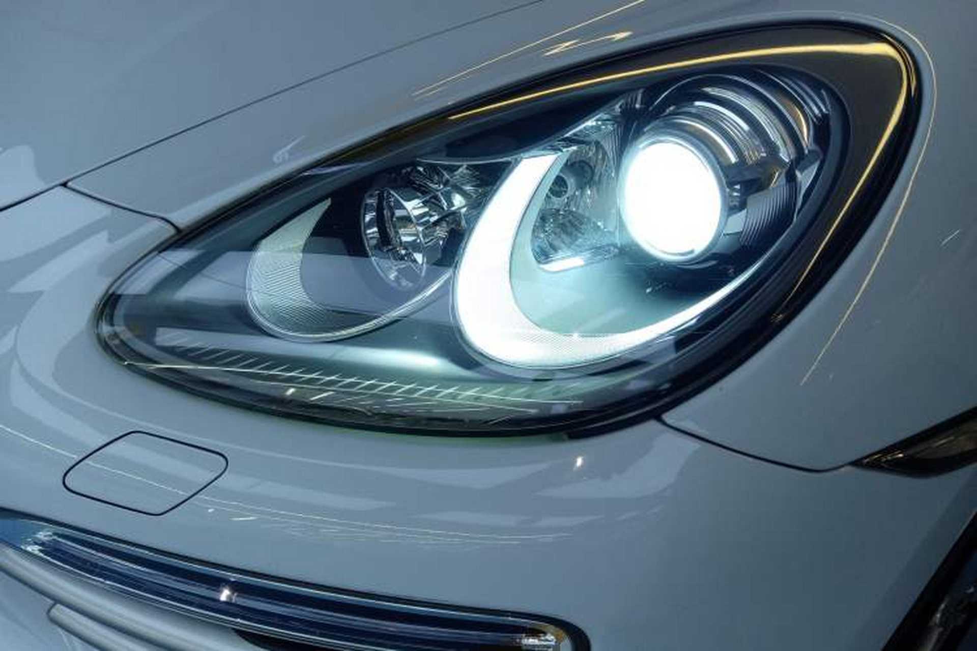 Used Porsche Cayenne 2014 Cayenne Platinum Edition 3.0T Left Front Headlight