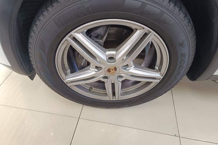 Used Porsche Cayenne 2014 Cayenne Platinum Edition 3.0T Left Front Wheel Hub