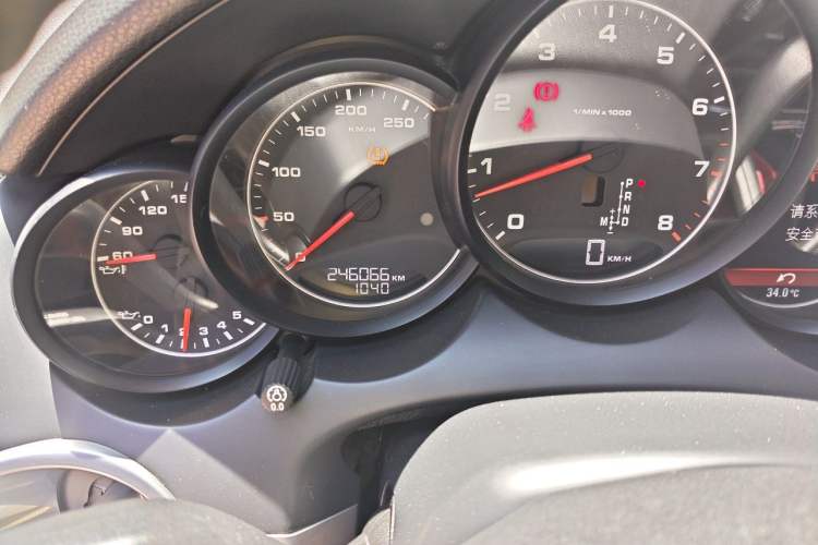 Used Porsche Cayenne 2014 Cayenne Platinum Edition 3.0T Odometer Close Up