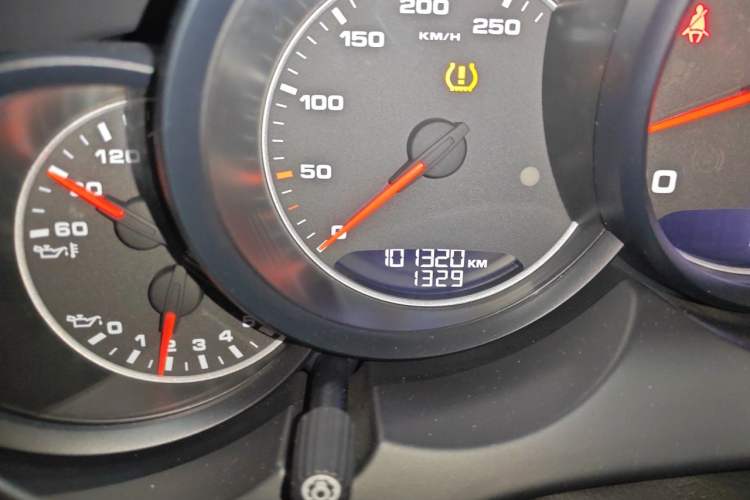 Used Porsche Cayenne 2014 Cayenne Platinum Edition 3.0T Odometer Close Up