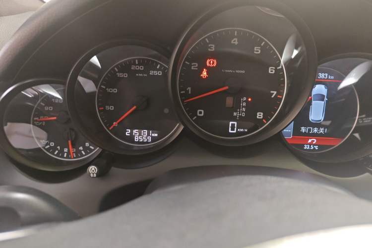 Used Porsche Cayenne 2014 Cayenne Platinum Edition 3.0T Odometer Close Up
