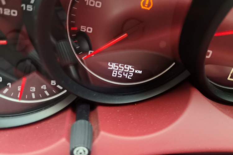 Used Porsche Cayenne 2014 Cayenne Platinum Edition 3.0T Odometer Close Up