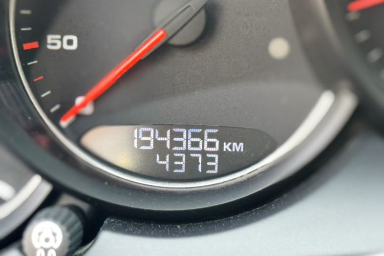 Used Porsche Cayenne 2014 Cayenne Platinum Edition 3.0T Odometer Close Up