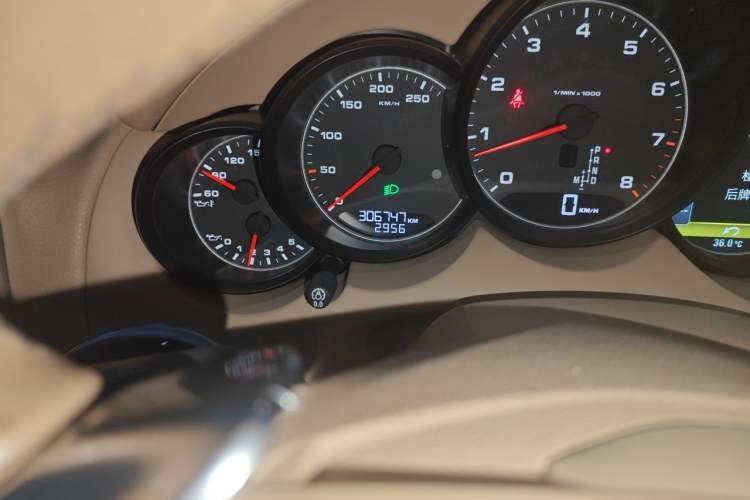 Used Porsche Cayenne 2014 Cayenne Platinum Edition 3.0T Odometer Close Up