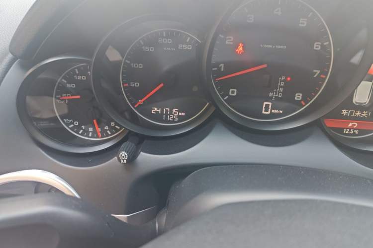Used Porsche Cayenne 2014 Cayenne Platinum Edition 3.0T Odometer Close Up