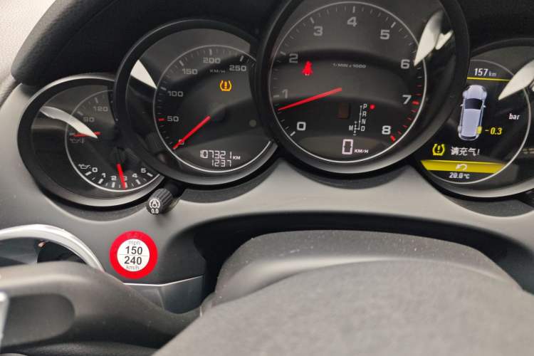 Used Porsche Cayenne 2014 Cayenne Platinum Edition 3.0T Odometer Close Up