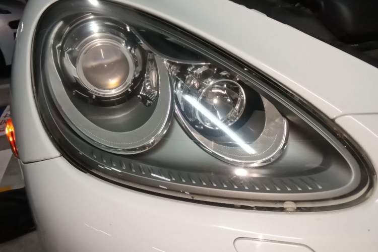 Used Porsche Cayenne 2014 Cayenne Platinum Edition 3.0T Right Front Headlight