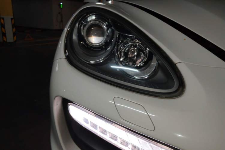 Used Porsche Cayenne 2014 Cayenne Platinum Edition 3.0T Right Front Headlight