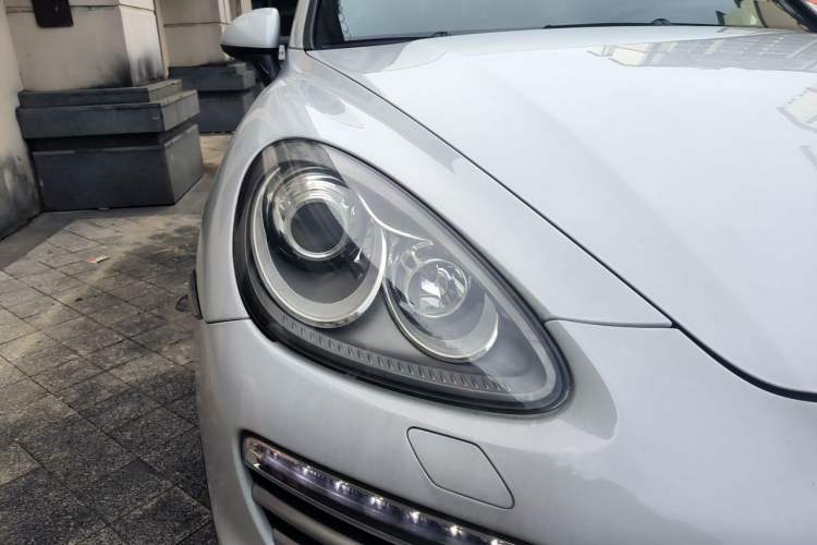 Used Porsche Cayenne 2014 Cayenne Platinum Edition 3.0T Right Front Headlight