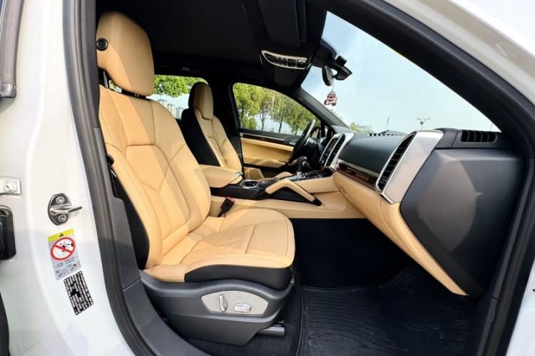 Used Porsche Cayenne 2014 Cayenne Platinum Edition 3.0T Right Front Seat