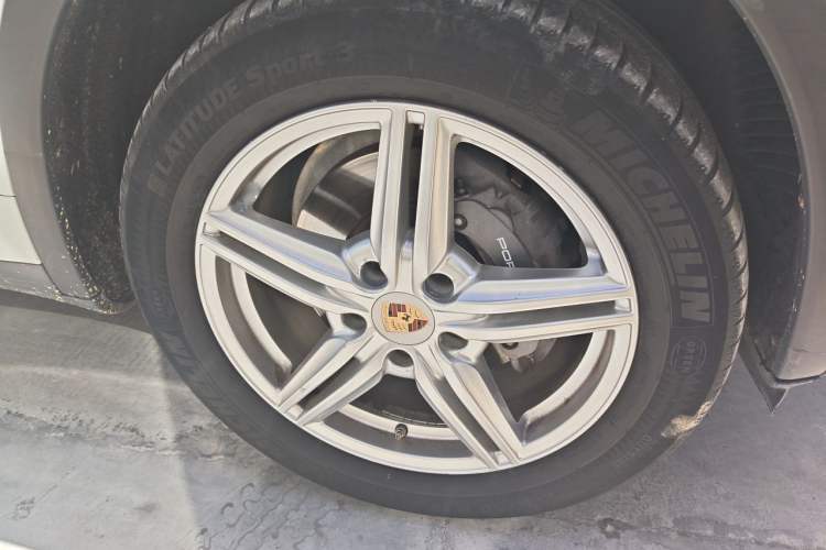 Used Porsche Cayenne 2014 Cayenne Platinum Edition 3.0T Right Front Wheel Hub