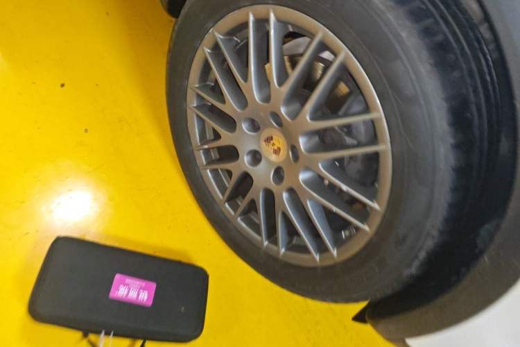 Used Porsche Cayenne 2014 Cayenne Platinum Edition 3.0T Right Front Wheel Hub