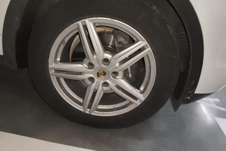 Used Porsche Cayenne 2014 Cayenne Platinum Edition 3.0T Right Front Wheel Hub