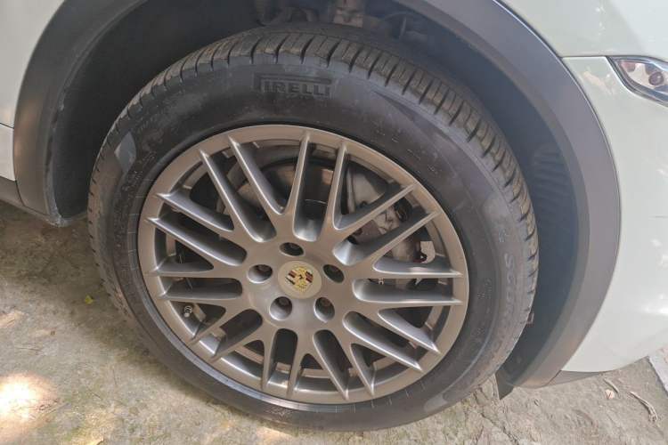 Used Porsche Cayenne 2014 Cayenne Platinum Edition 3.0T Right Front Wheel Hub