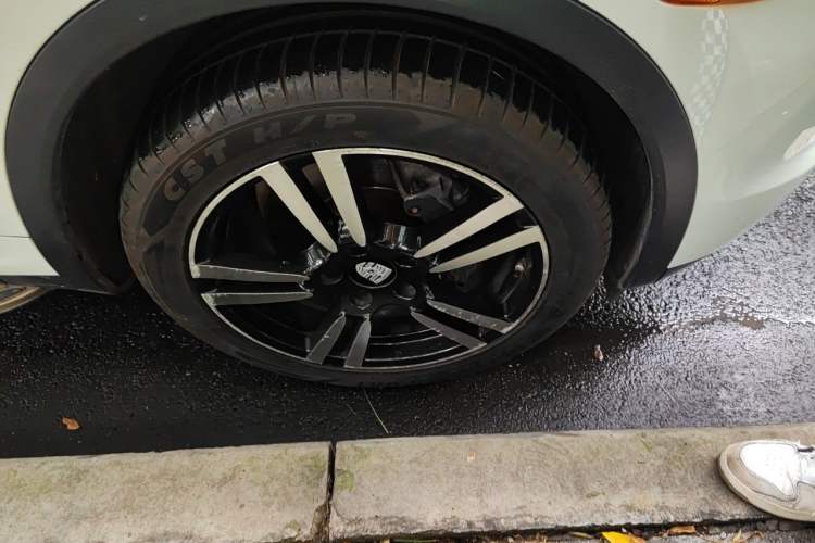 Used Porsche Cayenne  Right Front Wheel Hub