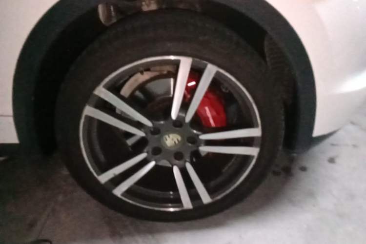 Used Porsche Cayenne 2014 Cayenne Platinum Edition 3.0T Right Front Wheel Hub