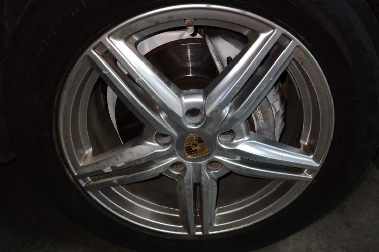 Used Porsche Cayenne 2014 Cayenne Platinum Edition 3.0T Right Front Wheel Hub