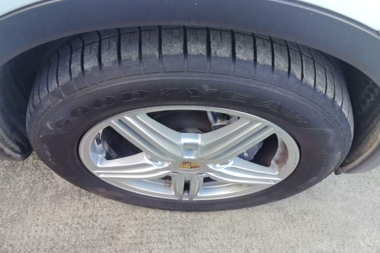 Used Porsche Cayenne 2014 Cayenne Platinum Edition 3.0T Right Front Wheel Hub