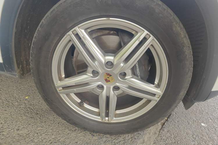 Used Porsche Cayenne 2014 Cayenne Platinum Edition 3.0T Right Front Wheel Hub