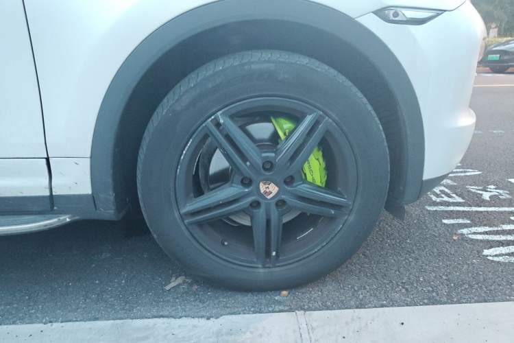 Used Porsche Cayenne 2014 Cayenne Platinum Edition 3.0T Right Front Wheel Hub