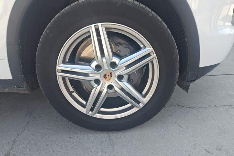 Used Porsche Cayenne 2014 Cayenne Platinum Edition 3.0T Right Front Wheel Hub