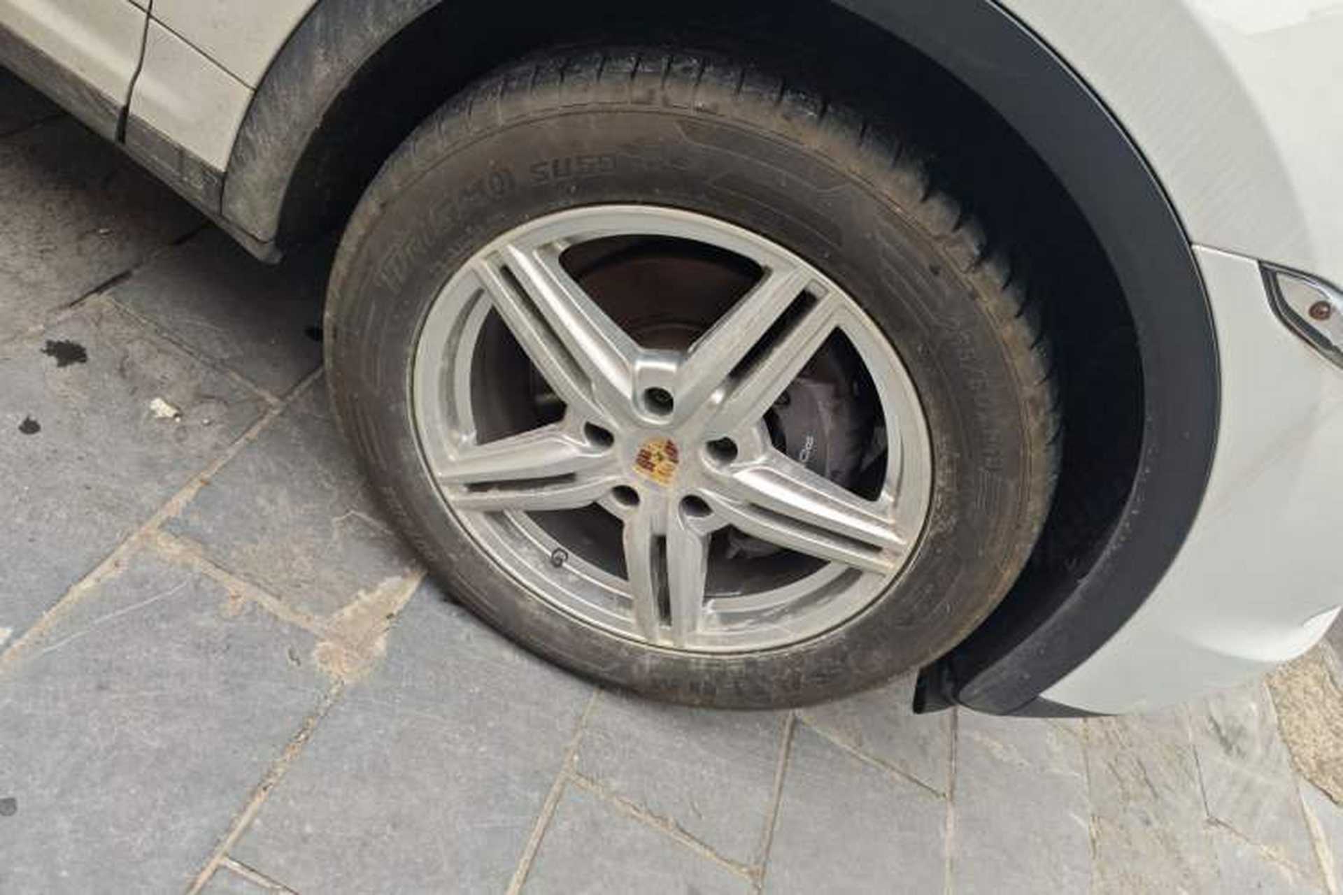 Used Porsche Cayenne 2014 Cayenne Platinum Edition 3.0T Right Front Wheel Hub