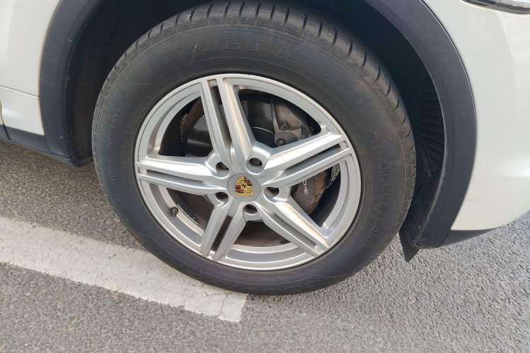 Used Porsche Cayenne 2014 Cayenne Platinum Edition 3.0T Right Front Wheel Hub